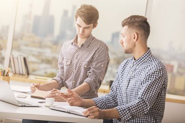 Projede çalışan yakışıklı erkekler