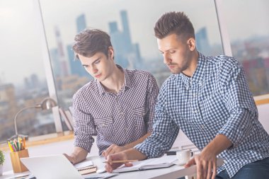 Projede çalışan beyaz erkek