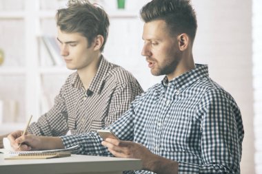 Cep telefonu kullanarak yakışıklı erkekler