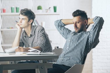 Avrupa Erkekler evrak yapıyor