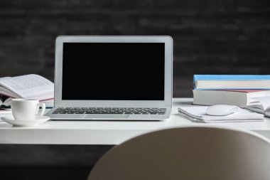 dizüstü bilgisayarlı iş yeri