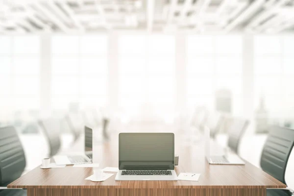 Laptop på konferensbord — Stockfoto