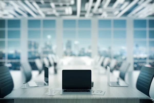 Ordenador portátil en mesa de conferencia — Foto de Stock