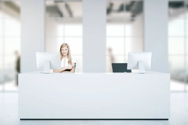 Vrouw bij de receptie — Stockfoto