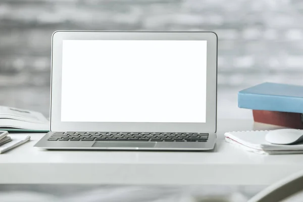 Крупный план экрана белого ноутбука — стоковое фото