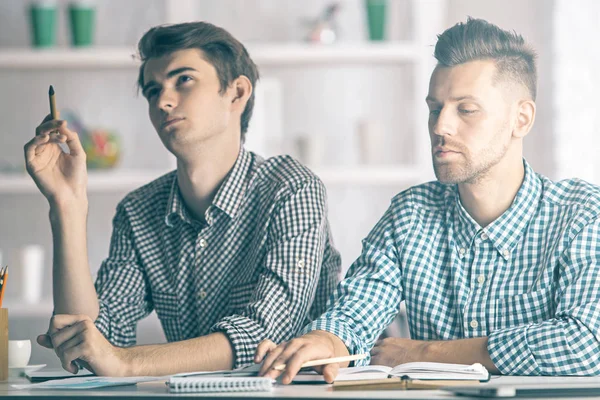 Hombres guapos haciendo papeleo — Foto de Stock