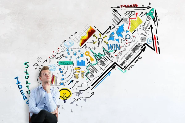 Задумчивый бизнесмен на конкретном фоне со стрелкой креативной бизнес-карты. Концепция роста — стоковое фото