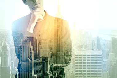 Adam şehir arka plan üzerinde