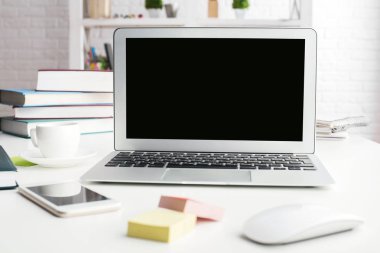Dizüstü bilgisayar ile Office Masaüstü