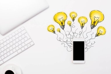 Boş smartphone, diğer elektronik cihazlar, kahve fincanı ve soyut beyaz masaüstünün üst görünümden sarı balonları çizilmiş. Kadar alay et. Fikir kavramı