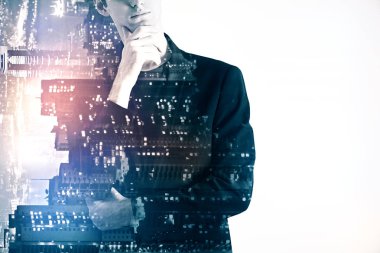 Adam gece şehir arka plan üzerinde