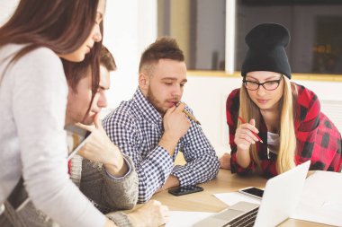 Çekici insanların birlikte çalışma