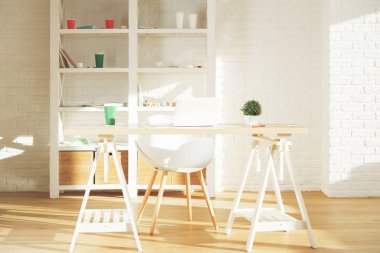 Çağdaş ofis iç raflar öğeler, tablo, diğer öğeleri, ekipman ve güneş ışığı üstünde laptop ile