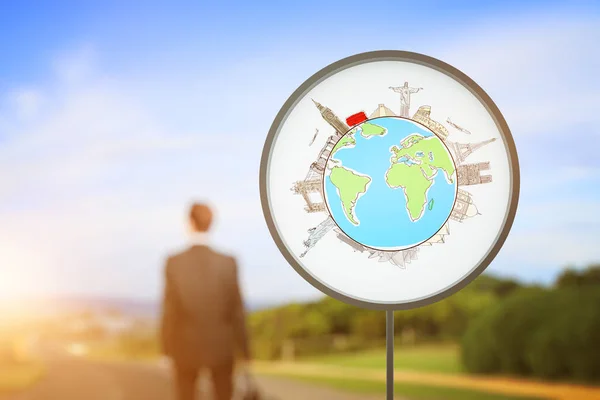 Close up van teken met globe en bezienswaardigheden. Wazig zakenman op de achtergrond van het landschap. Reizende concept — Stockfoto