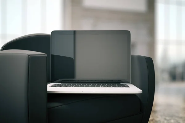 Ordenador portátil en sillón negro — Foto de Stock