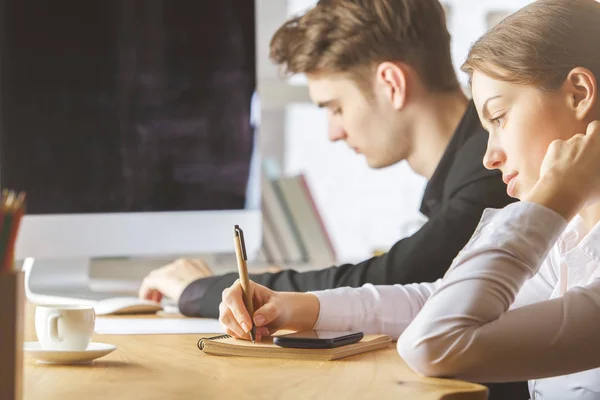 Hombre y mujer haciendo papeleo — Foto de Stock