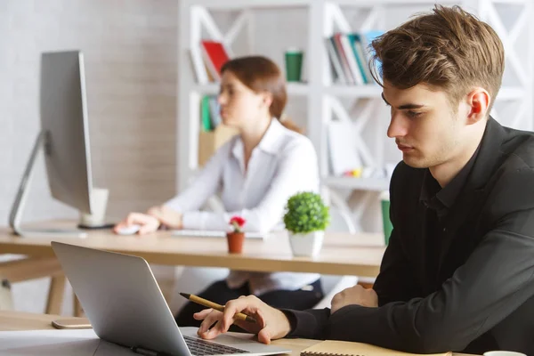 Empresario europeo usando cuaderno — Foto de Stock