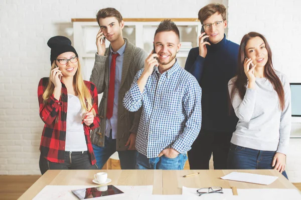 Young guys and girls on their phones — Stock Photo, Image