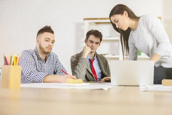 Equipo reflexivo trabajando en el proyecto — Foto de Stock