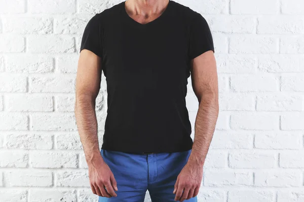 Человек в пустой футболке — стоковое фото