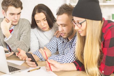 İşten bir break alarak office genç insanlar. Onların akıllı telefonlar kontrol ediyor. Teknoloji kavramı