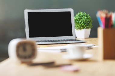 Masaüstünde boş dizüstü bilgisayar