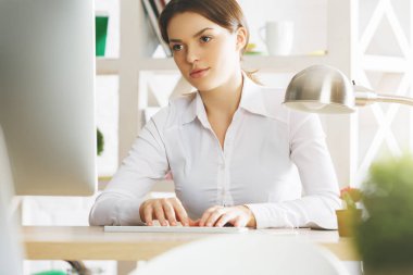 Bilgisayar Kullanan Kadın