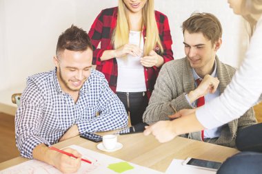 takım projesi üzerinde çalışan mimarlar