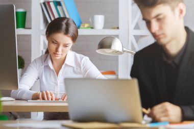 Dizüstü bilgisayar kullanan beyaz adam