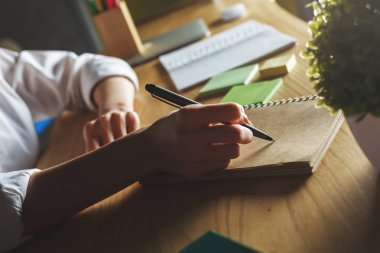 Not defterine yazan kadın