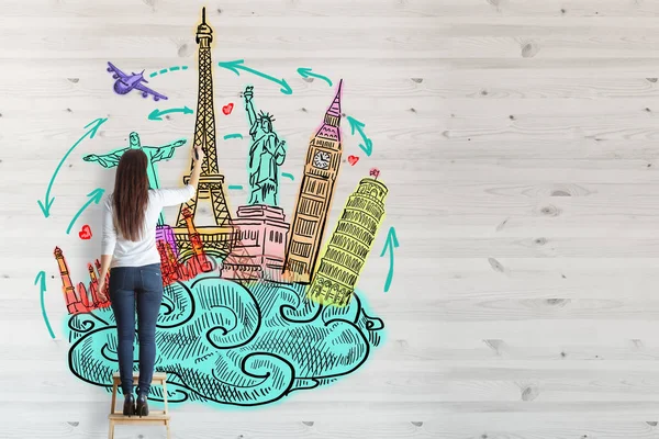 ΠΙΣΩ ΟΨΗ νεαρή γυναίκα στέκεται στο σκαμνί και σχέδιο σκίτσο δημιουργικό ταξίδι στον ξύλινο τοίχο. Έννοια του τουρισμού — Φωτογραφία Αρχείου