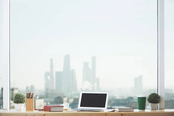 Cuaderno sobre el alféizar de la ventana — Foto de Stock