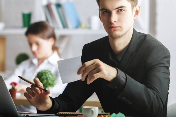 Man met laptop — Stockfoto