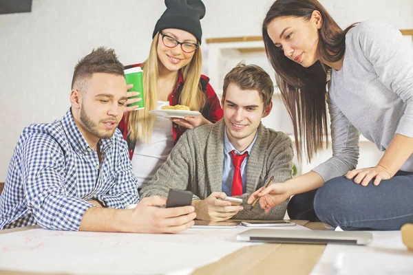 Mensen controleren telefoons — Stockfoto