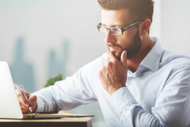 Projede çalışan genç işadamı