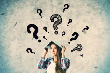 Beton duvar arka plan üzerinde soru işaretleri ile oldukça beyaz kız. SSS kavramı