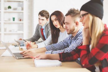 Güzel çocuklar ve kız birlikte çalışma