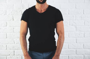 Boş tişörtlü adam