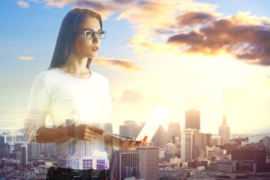 Dizüstü multiexposure kızla 