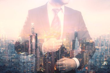 Takım elbise ve kravat yaratıcı şehir arka plan üzerinde kendine güvenen genç iş adamı. Çift pozlama. Gelecekteki kavramı