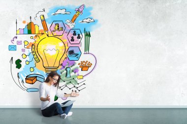 İş kroki ile beton odada dizüstü bilgisayar kullanan mutlu genç kadın. Fikir kavramı