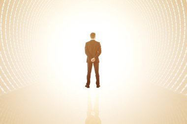 Adam parlak tünelde