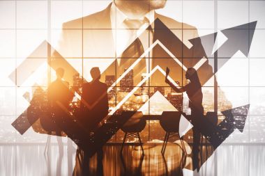 Kendine güvenen işadamı soyut şehir ve office yukarı oklar arka plan ile. Başarı kavramı