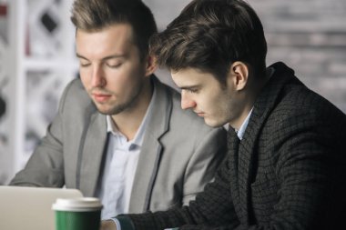 İşyerinde yakışıklı erkekler