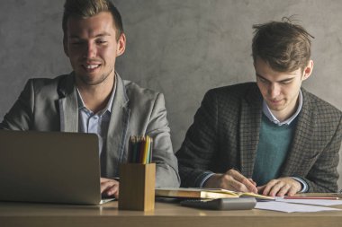 Beyaz çocuklar evrak işi