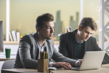 Ofiste iki işadamı