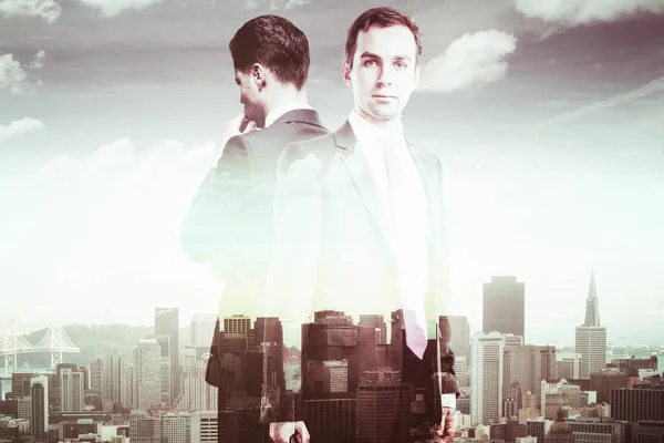 Dos hombres de negocios reflexivos sobre el fondo de la ciudad. Concepto futuro. Renderizado 3D — Foto de Stock