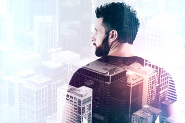 Şehir arka plan üzerinde arkadan görünüm rahat genç adam. Gelecekteki kavramı. 