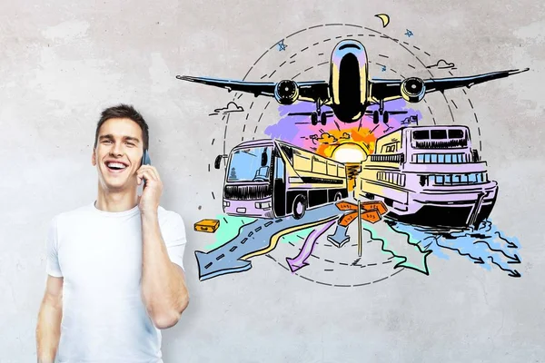 Ragazzo sorridente che parla al telefono su sfondo concreto con autobus creativo, nave e schizzo aereo. Concetto di trasporto — Foto Stock