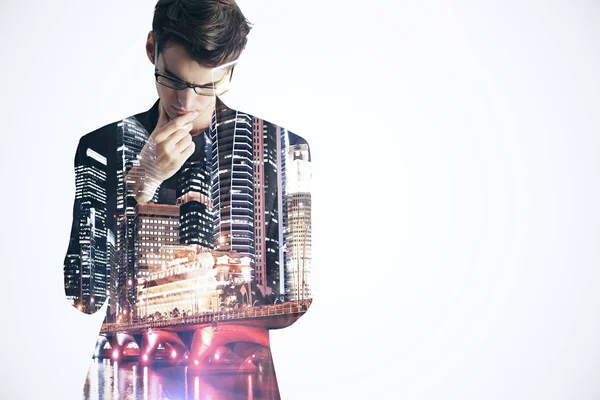 Ritratto di bel giovane uomo d'affari che utilizza smartphone su sfondo creativo città notte. Il concetto di comunicazione. Doppia esposizione — Foto Stock